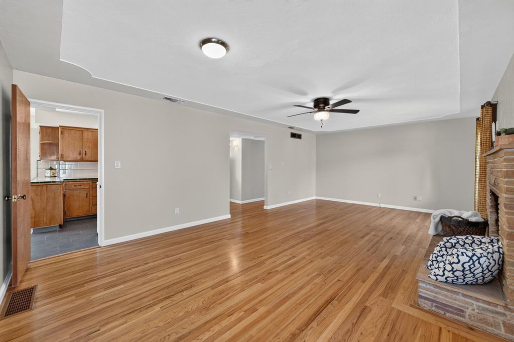 Image 5 of property listing at 75 W Sierra Avenue, Clovis, CA 93612