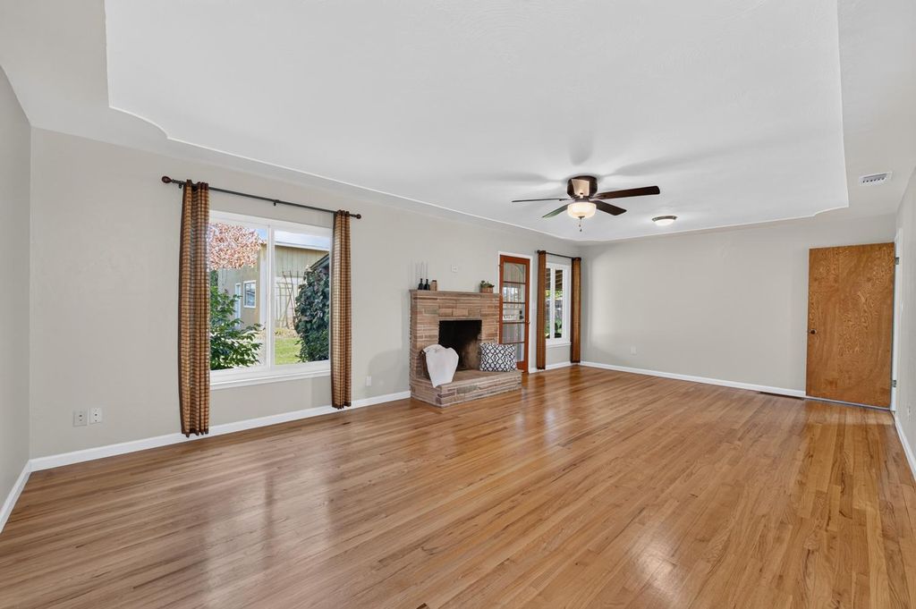 Image 6 of property listing at 75 W Sierra Avenue, Clovis, CA 93612