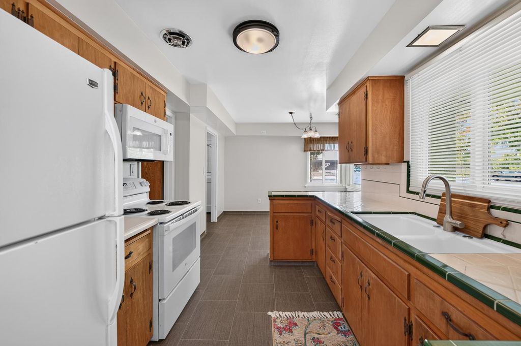 Image 7 of property listing at 75 W Sierra Avenue, Clovis, CA 93612