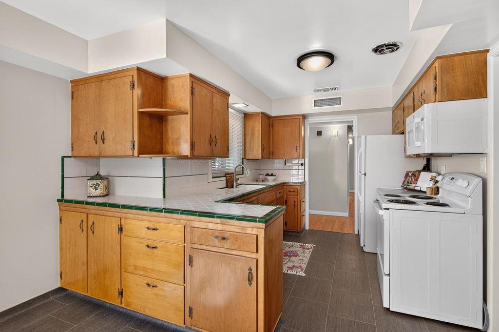 Image 8 of property listing at 75 W Sierra Avenue, Clovis, CA 93612