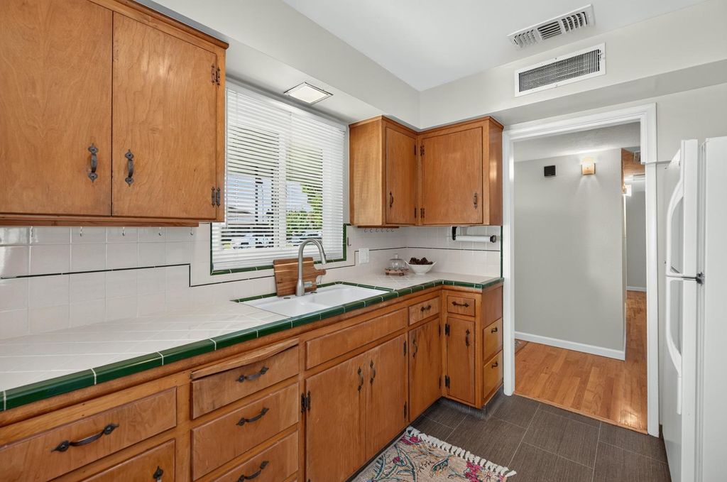 Image 9 of property listing at 75 W Sierra Avenue, Clovis, CA 93612