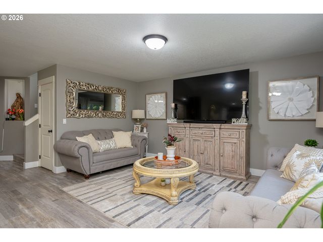 471 VINE Ave, Woodburn, OR 97071