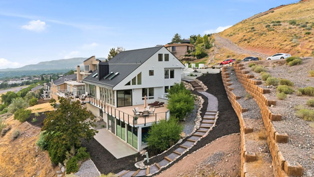 2558 S SCENIC DR, Salt Lake City, UT 84109 — photo 2