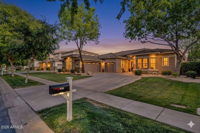2927 E WASHINGTON Avenue, Gilbert, AZ 85234