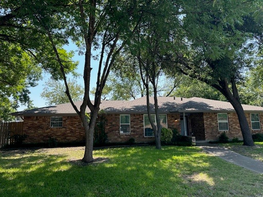 1226 Greenbriar Circle, Desoto, TX 75115