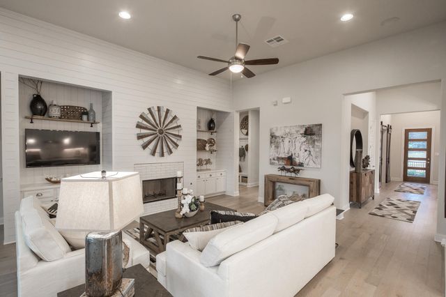 106 Double Eagle Ranch DR, Cedar Creek, TX 78612