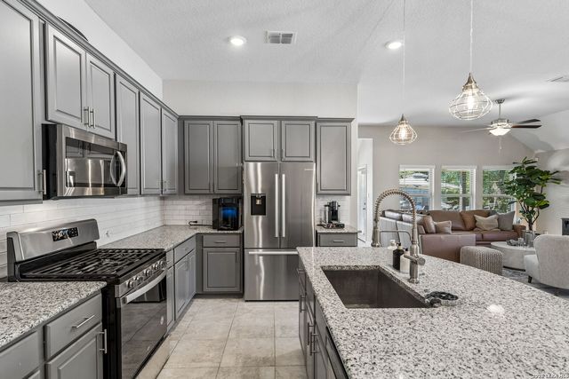 8512 REGUSCI GRV, Boerne, TX 78015