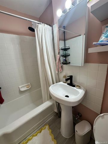 5015 39th St Apt 5C, New York City, NY 11104