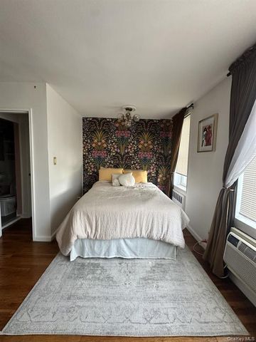5015 39th St Apt 5C, New York City, NY 11104