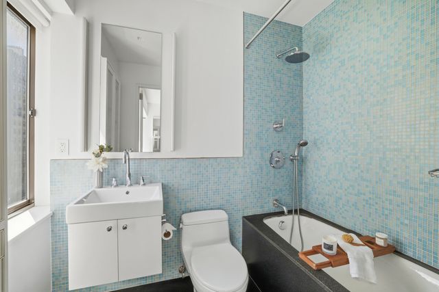 900 Park Ave Apt 5B, New York City, NY 10075