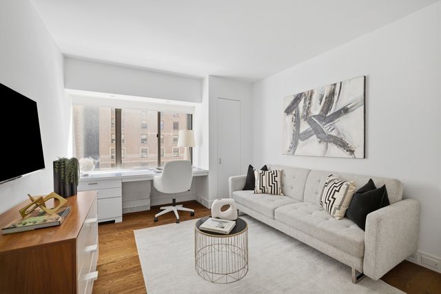 900 Park Ave Apt 5B, New York City, NY 10075