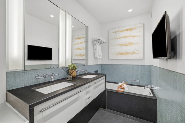 900 Park Ave Apt 5B, New York City, NY 10075