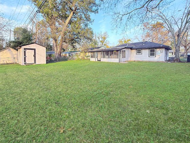 116 Cypress Street, Lake Jackson, TX 77566