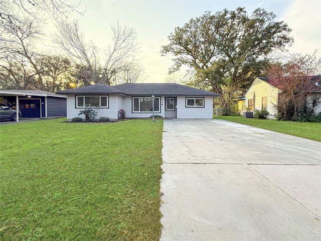 116 Cypress Street, Lake Jackson, TX 77566