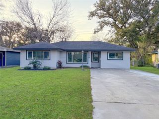 116 Cypress Street, Lake Jackson, TX 77566