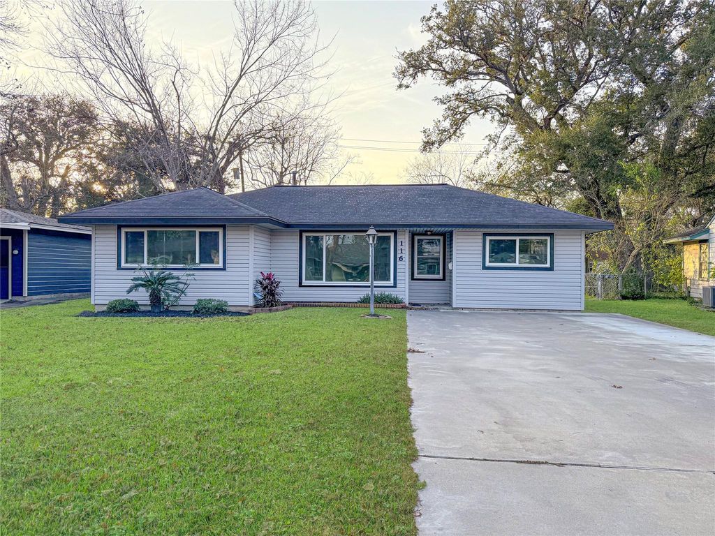 116 Cypress Street, Lake Jackson, TX 77566