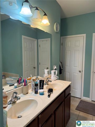 835 Holly Blue Way, Upper Macungie Twp, PA 18031