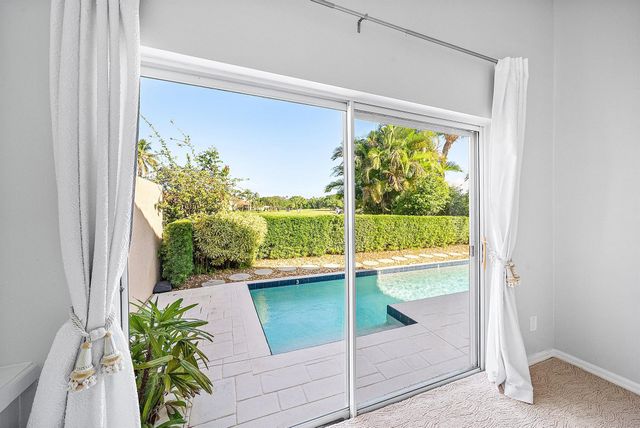 8 Windsor Lane, Palm Beach Gardens, FL 33418