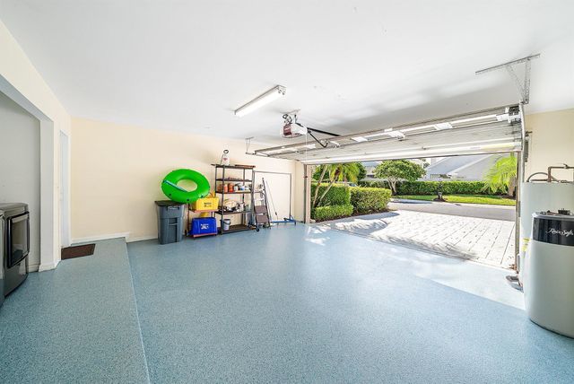 8 Windsor Lane, Palm Beach Gardens, FL 33418