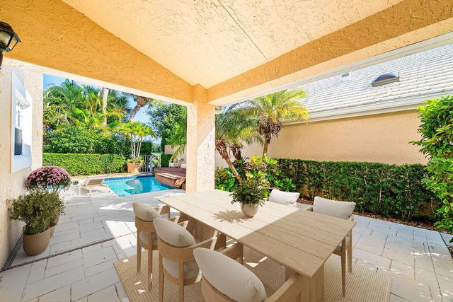 8 Windsor Lane, Palm Beach Gardens, FL 33418