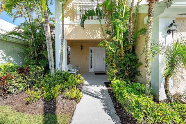 8 Windsor Lane, Palm Beach Gardens, FL 33418