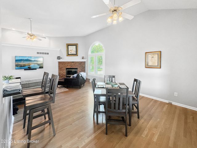 4912 Hunters Point Cir, Louisville, KY 40216