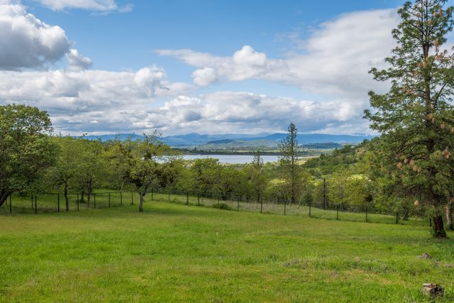 3850 E Antelope Road, Eagle Point, OR 97524