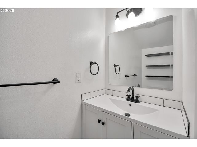 29750 Sw COURTSIDE Dr 1, Wilsonville, OR 97070