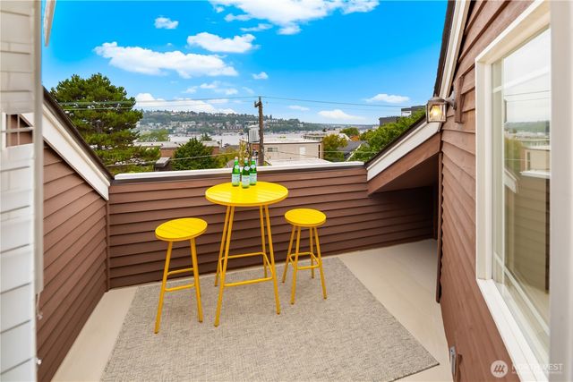 2038 Franklin Avenue E, Seattle, WA 98102