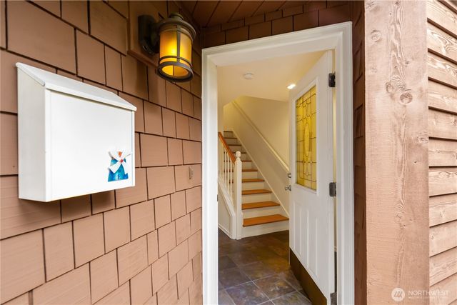 2038 Franklin Avenue E, Seattle, WA 98102