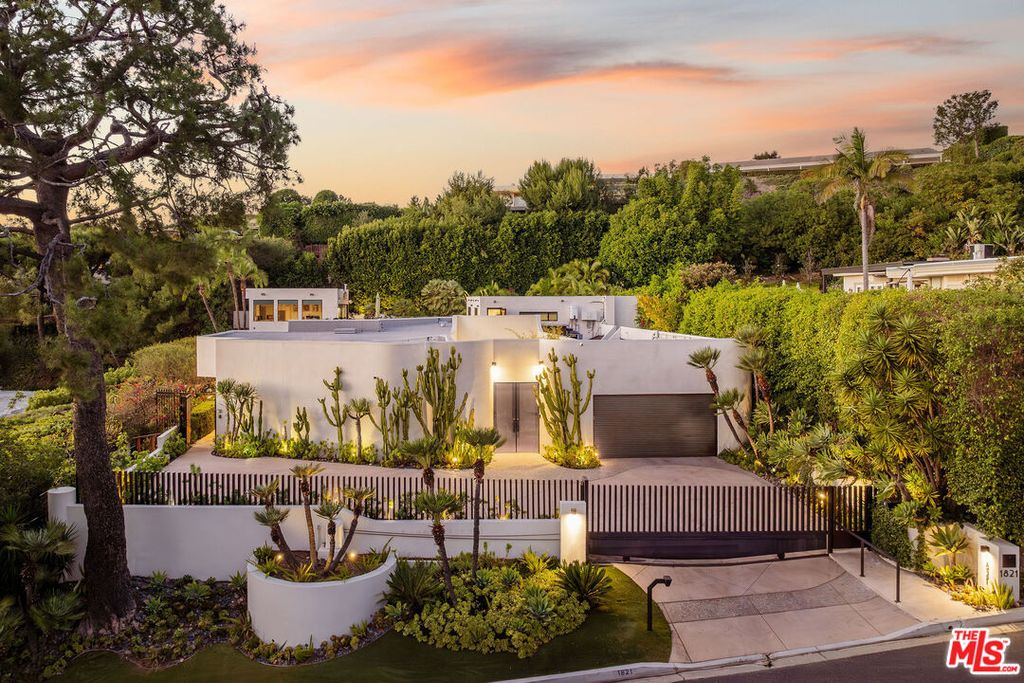 Image 1 of property listing at 1821 Loma Vista Dr, Beverly Hills, CA 90210