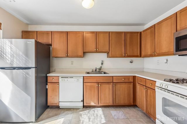 544 Great Beds Court, Perth Amboy, NJ 08861