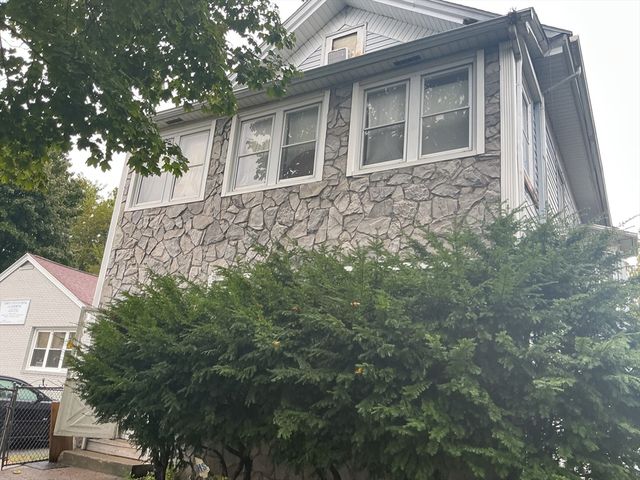 87 Pine St, Holyoke, MA 01040