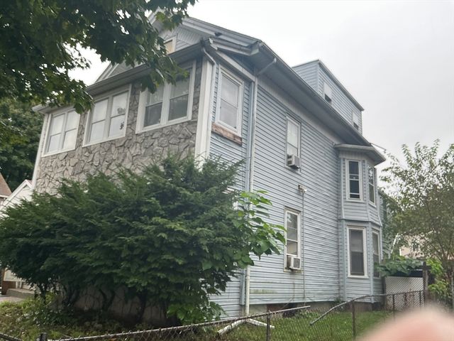 87 Pine St, Holyoke, MA 01040