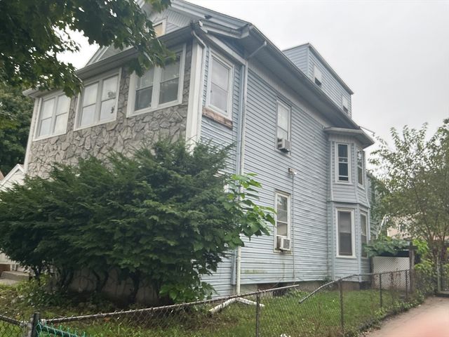 87 Pine St, Holyoke, MA 01040