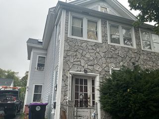 87 Pine St, Holyoke, MA 01040