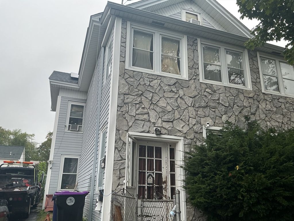 87 Pine St, Holyoke, MA 01040