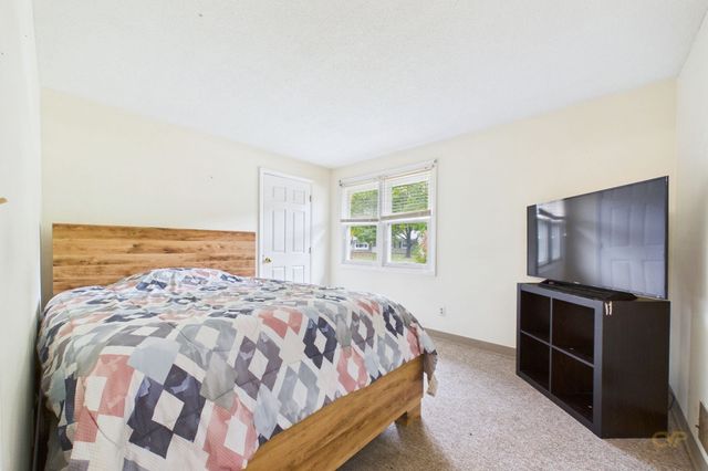 186 Powderhorn Dr, Taunton, MA 02780