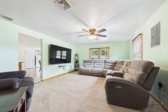 186 Powderhorn Dr, Taunton, MA 02780