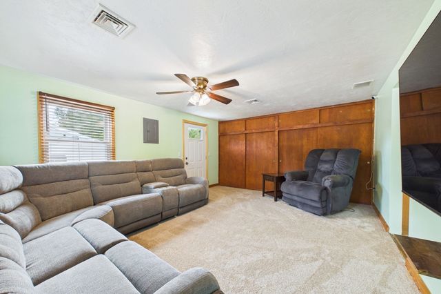 186 Powderhorn Dr, Taunton, MA 02780