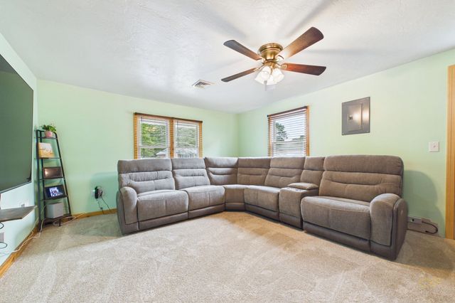 186 Powderhorn Dr, Taunton, MA 02780