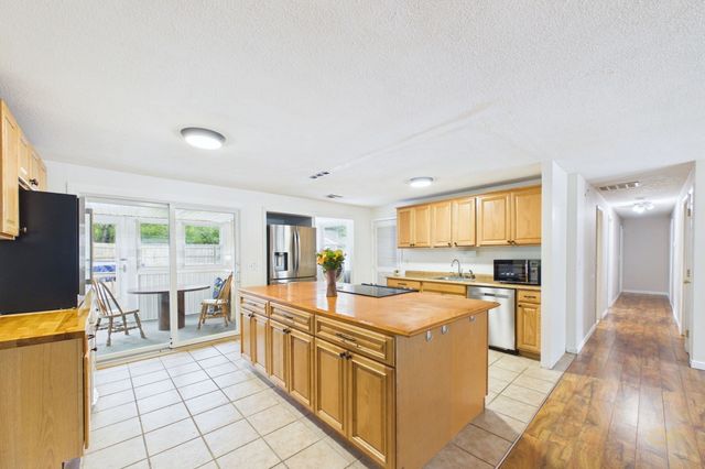 186 Powderhorn Dr, Taunton, MA 02780