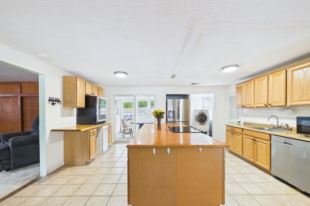 186 Powderhorn Dr, Taunton, MA 02780