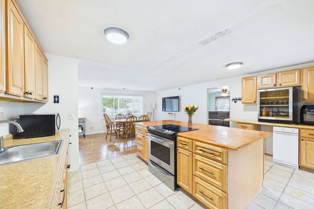 186 Powderhorn Dr, Taunton, MA 02780