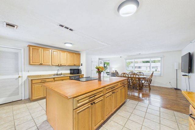 186 Powderhorn Dr, Taunton, MA 02780