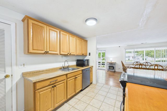186 Powderhorn Dr, Taunton, MA 02780
