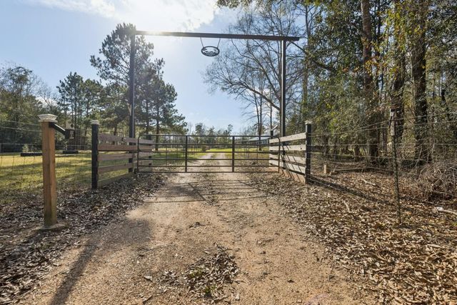392 Robert E Lee Lane, Livingston, TX 77351