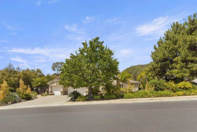 2494 San Clemente Ave, Vista, CA 92084