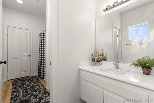 2494 San Clemente Ave, Vista, CA 92084