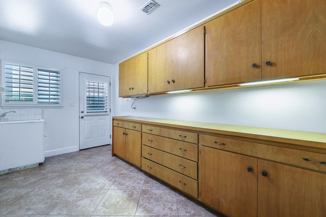 1095 W Roberts Avenue, Fresno, CA 93711